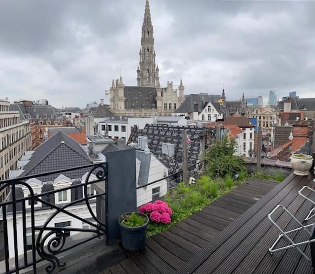 Duplex Dernier Etage Avec Terasse A Deux Pas De La Grand Place Brussels Luaran gambar
