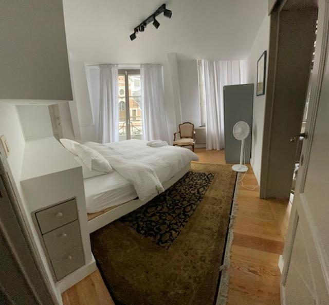 Duplex Dernier Etage Avec Terasse A Deux Pas De La Grand Place Brussels Luaran gambar